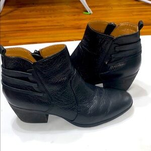 Comfortiva  Memory Foam Comfort size 9.5 Black Ankle Booties Leather  clean